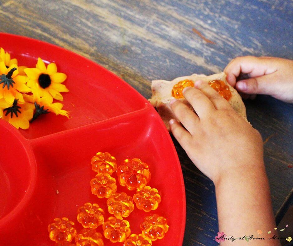 Make a mini-pumpkin patch with this amazing no-cook homemade pumpkin spice play dough