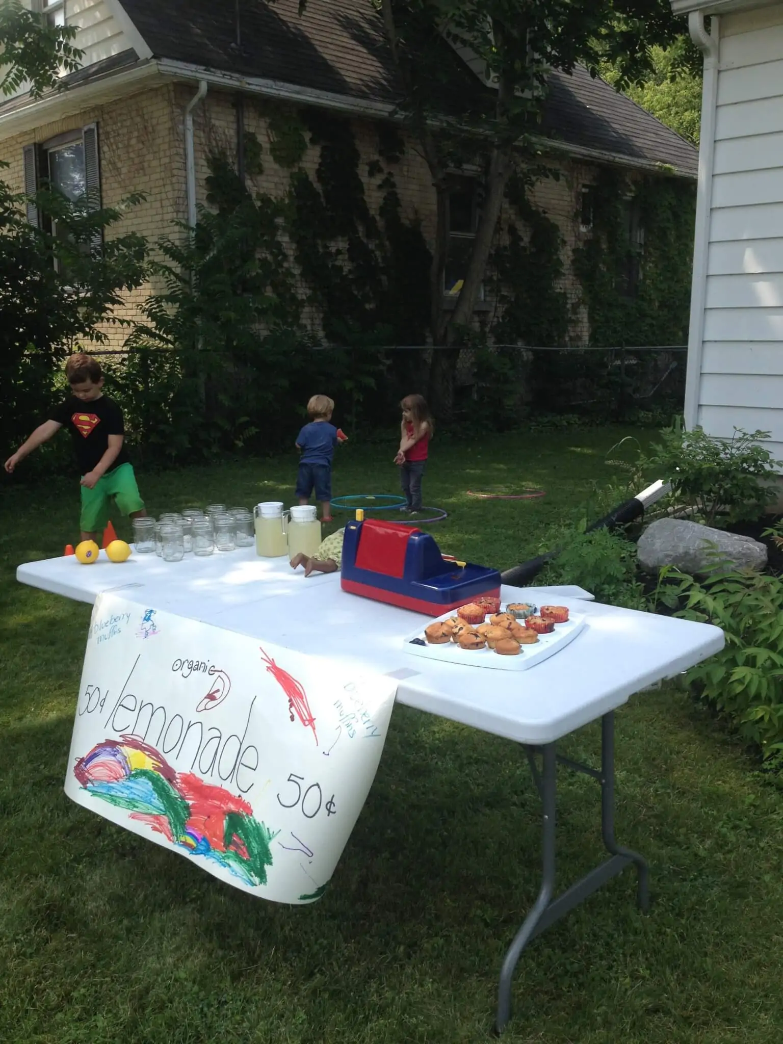Lemonade stand for learning the "l" letter sound at Sugar, Spice and Glitter #montessori