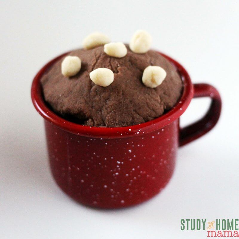 Oh yum! Hot chocolate play dough with play dough marshmallows - delicious sensory play!