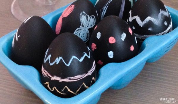 An easy Easter DIY Decor - Chalkboard Easter Eggs are an unusual way to decorate Easter eggs