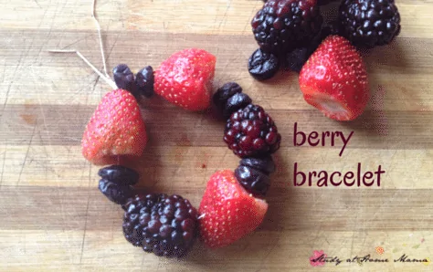 Kids Kitchen: berry bracelet - an easy and healthy snack for kids to help make