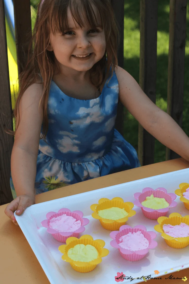 How to make fizzy dough cupcakes, a great sensory activity for kids. Vinegar and baking soda play dough react for some fizzy sensory play!