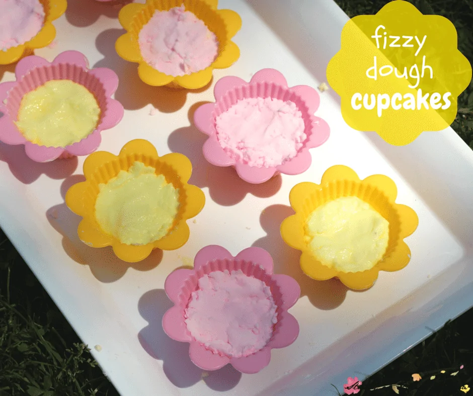 How to make fizzy dough cupcakes, a great sensory activity for kids. Vinegar and baking soda play dough react for some fizzy sensory play!