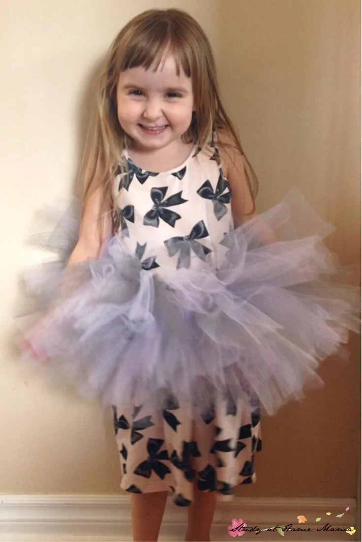 Have your little ballerina help make her own no-sew tutu! An easy homemade tutu-tutorial