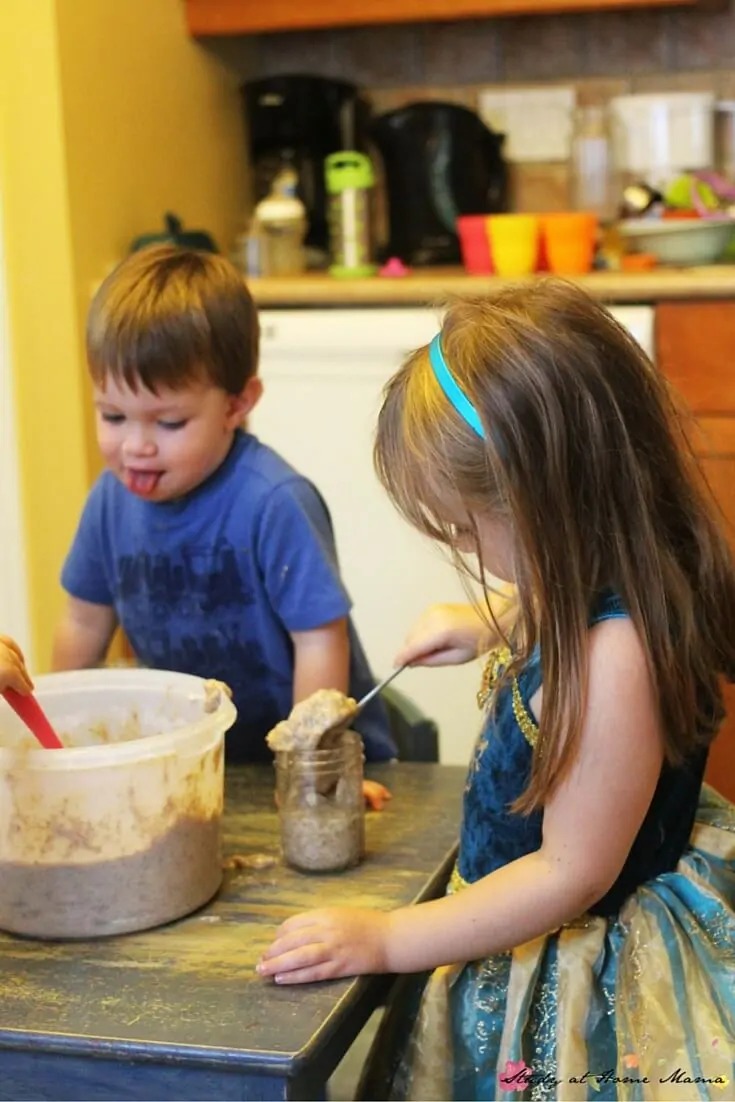 Making banana bread in a jar - the perfect kids kitchen project and homemade gift for the holidays
