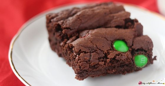 Christmas Brownies Mason Jar Gift - the perfect frugal gift for everyone on your list. Simply measure out the ingredients, layer them in a $1 mason jar, and add a tag with the instructions! Decorate the jar if you have extra time. Get the exact measurements and a printable gift tag on the post.