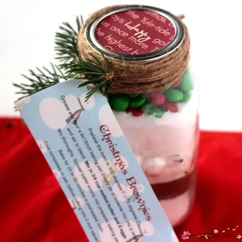 How cute is this Christmas Brownies Mason Jar Gift?