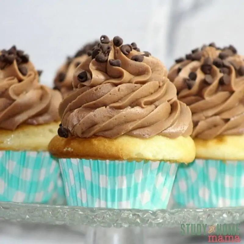 Simple ingredients and quick bake time. You have not excuses to skip this east Chocolate Chip Cookie Dough Cupcakes recipe!