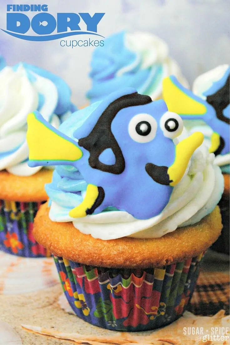 How cute are these Finding Dory Cupcakes? A step-by-step tutorial on how to make those adorable edible cupcake toppers and swirled lemon frosting