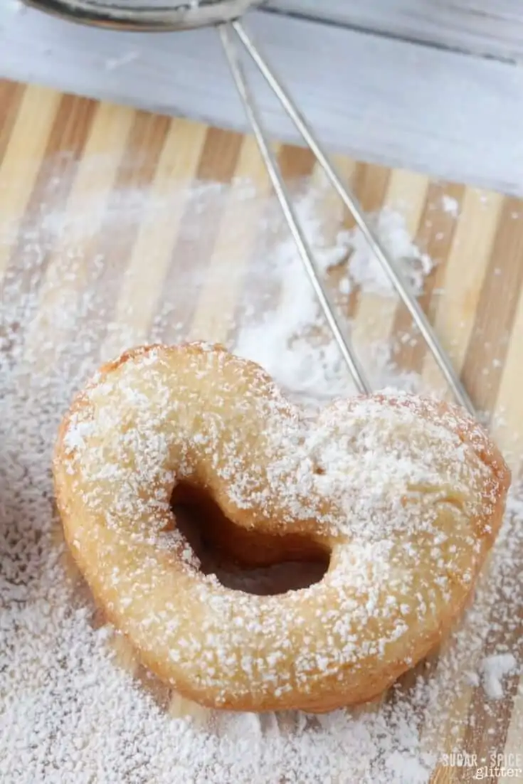 An easy recipe for homemade beignets with a romantic touch - perfect for Mardi Gras