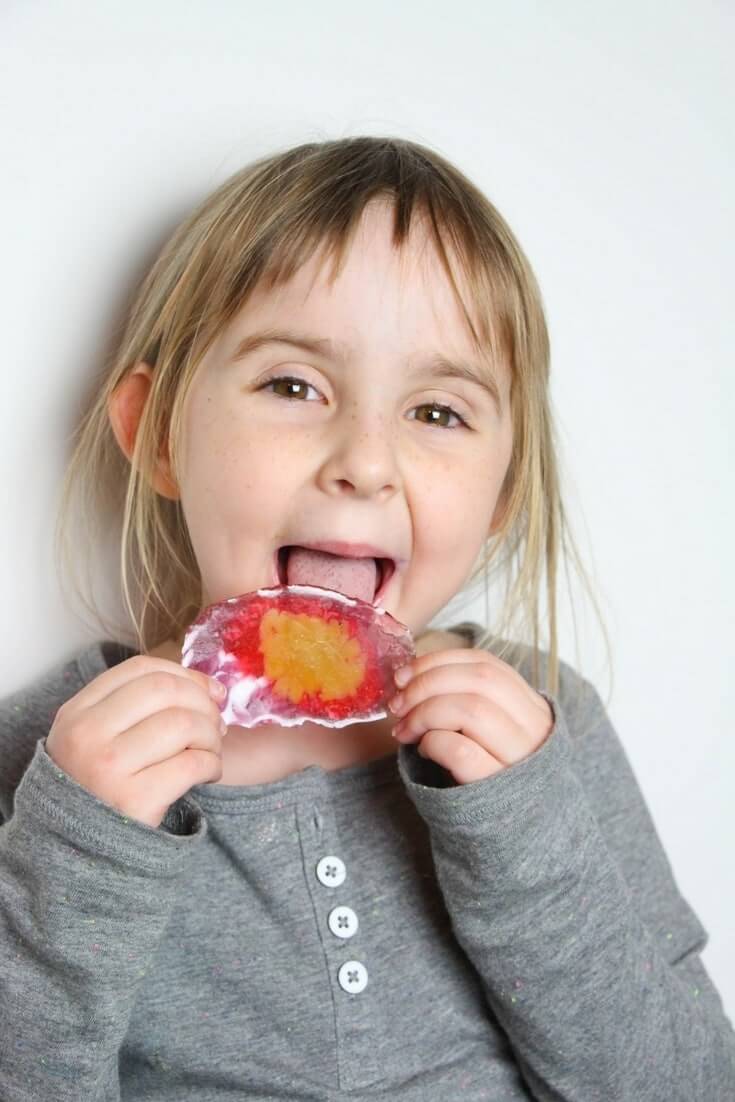 The perfect kitchen science experiment for your little rock collector - DIY Agate Slices, the prettiest candy rocks you can eat