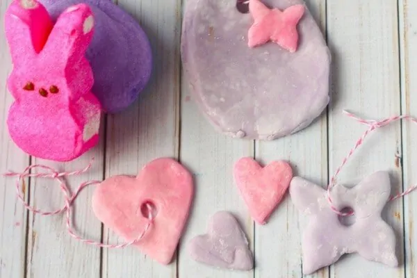 A quick and easy recipe for edible clay made with marshmallows - a fun sensory activity for Easter. Edible sensory play is great for mixed ages.