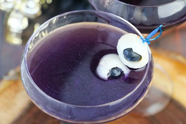 How pretty is this night sky cocktail with edible glitter