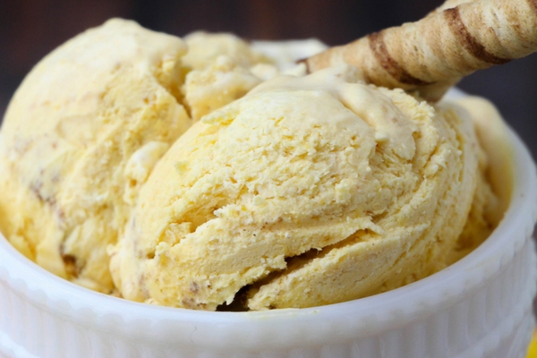 If your oven is going to be too busy to bake a pie, check out this Easy Homemade Pumpkin Pie Ice Cream recipe that takes less than 10 minutes to make with kids