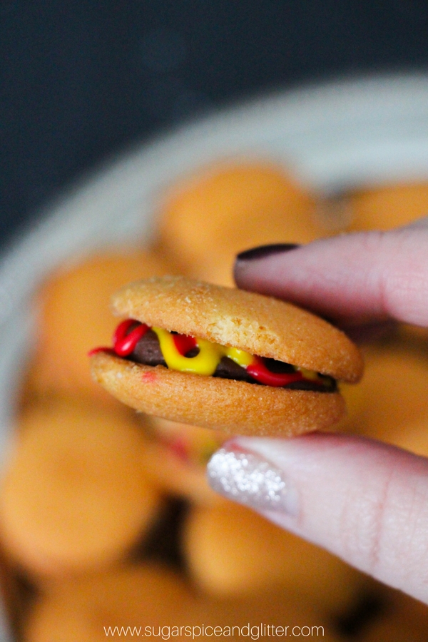 How fun are these Burger Cookies for a summer party dessert?