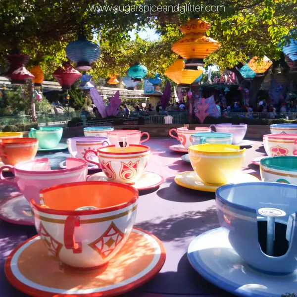 ¡Una de mis atracciones favoritas en Disneylandia- el tiempo de espera de las tazas de té giratorias es corto y el paseo es tan loco o tranquilo como tú lo hagas!