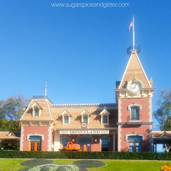 Alles, was Sie wissen müssen, um einen einfachen, stressfreien Disneyland-Urlaub zu planen, finden Sie in unserer ausdruckbaren Disneyland-Packliste, die in ein einziges Handgepäck passt!