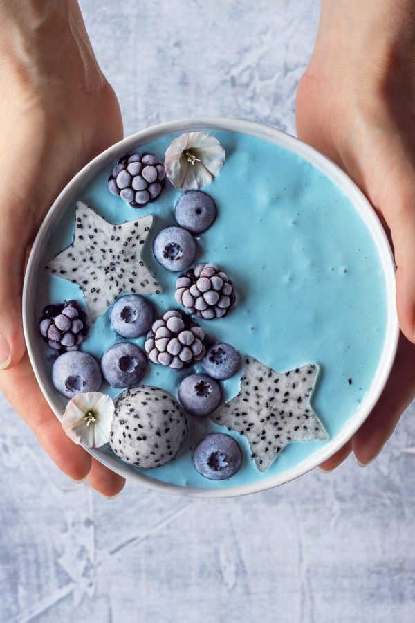 A delicious blue spirulina smoothie bowl recipe for beginners, with plenty of fruit and flavor