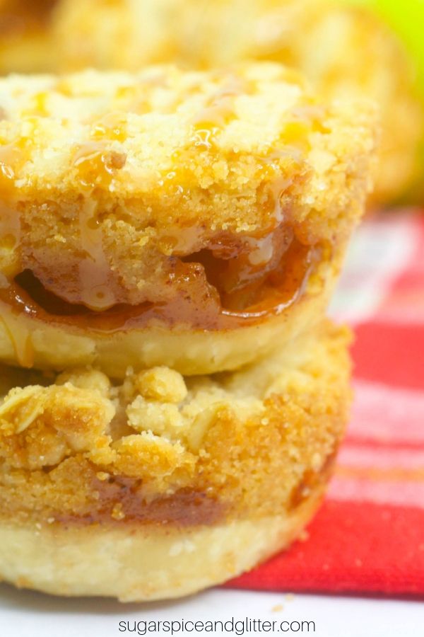 How to make Mini Dutch Apple Pie Cookies, a fun apple cookie perfect for fall!