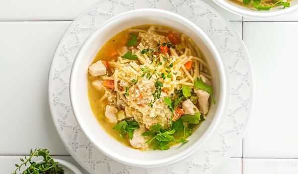 https://sugarspiceandglitter.com/wp-content/uploads/2022/02/how-to-make-chicken-fideo-soup.jpeg