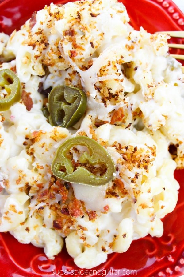 close-up image of jalapeno popper mac and cheese on a red plate